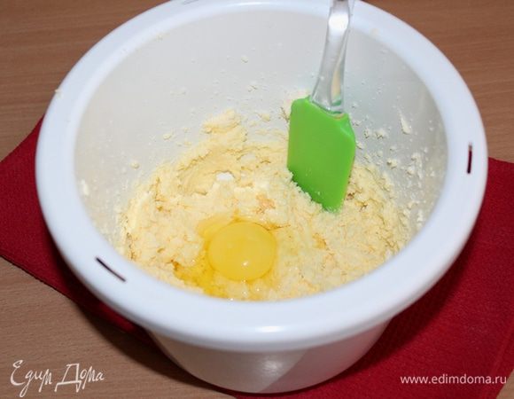 Сахар взбить с маслом, добавить по одному яйца.