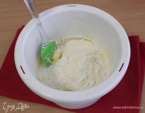 Просеять муку с разрыхлителем, влить молоко, перемешать.
