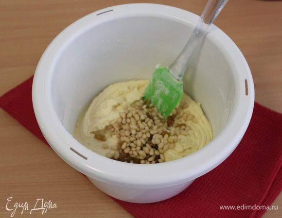 Добавить изюм и орешки.