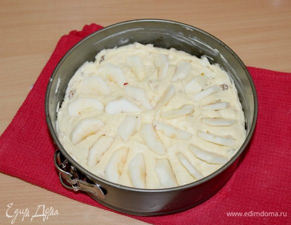 Сверху уложить яблочные дольки, слегка их вдавив.