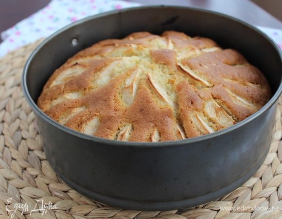 Отправить выпекаться пирог 30 — 40 минут в предварительно разогретую до 170°С духовку.