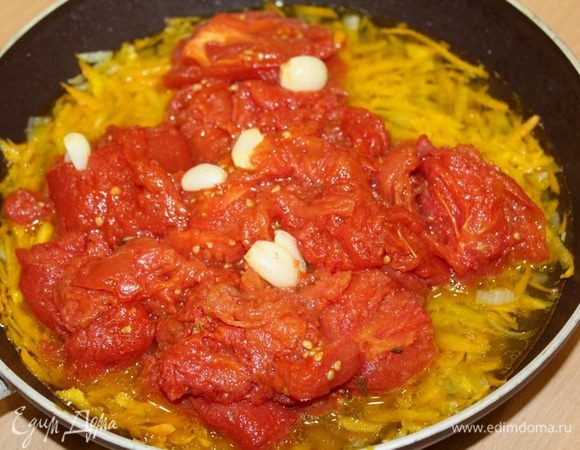 С помидоров снять кожицу и добавить вместе с чесноком к моркови.