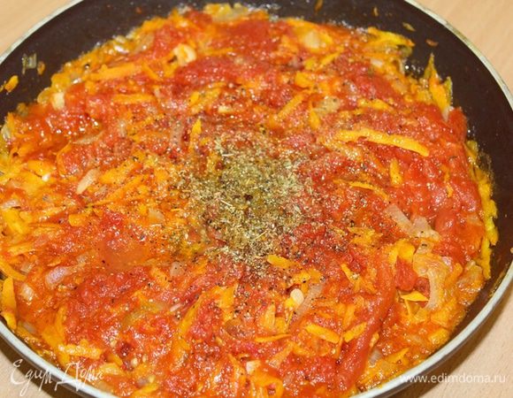 Влить вино, добавить орегано и готовить на небольшом огне около 30-40 минут. Жидкость должна выпариться вдвое. В конце добавить соль и сахар.