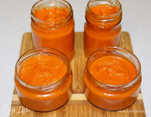 Разложить по баночкам. Для хранения стоит соус простерилизовать в течение 10 минут.