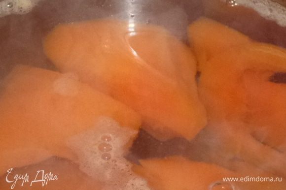 Отварить тыкву в воде 15 минут. Остудить нарезать дольками. Тем временем снять с апельсина цедру. Очистить апельсин и разрезать дольки на кусочки.