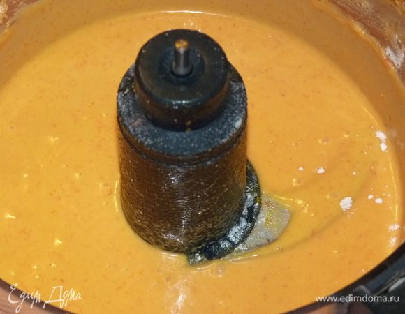 Размешать размягченное сливочное масло с сахаром. Добавить по одному яйца, взбить. Постепенно добавить муку и разрыхлитель. Добавить щепотку соли и тыквенное пюре, тщательно перемешать.