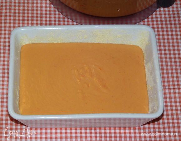 Влить тесто и выпекать в заранее разогретой до 180°С духовке 30 — 35 минут. Готовность проверить деревянной палочкой, она останется слегка влажной, но без налипшего теста.