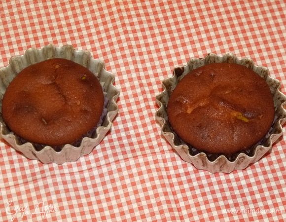 У меня осталось тесто на 2 маленькие формы для кексов. Тыквенные кексы получаются немного темнее, чем обычные.