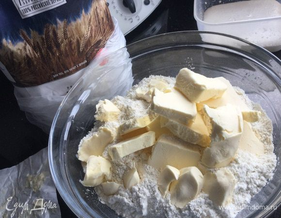 В отдельной миске смешайте холодное сливочное масло и муку.