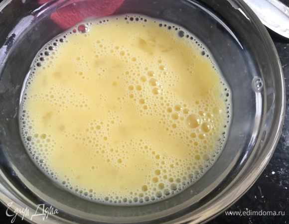 Отдельно взбейте яйцо с оставшимся молоком, сахаром, ванилином и солью.