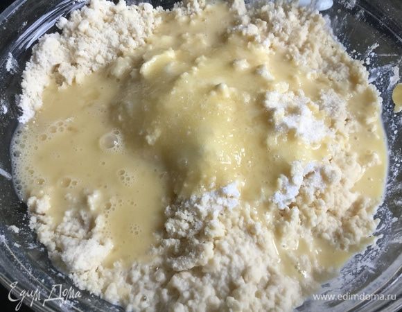 Влейте получившуюся смесь в крошку и замесите тесто.