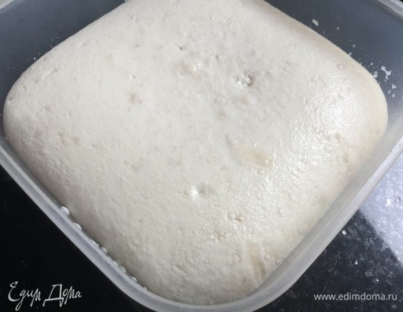 Добавьте подошедшие дрожжи и растительное масло, и продолжайте замешивать тесто.