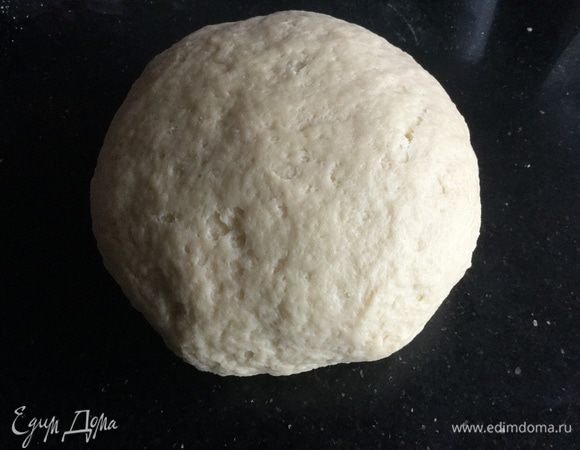 Должно получится мягкое эластичное тесто, которое не прилипает к рукам. Разделите тесто на 5 частей, заверните в пищевую плёнку и положите в холодильник на 40 минут.