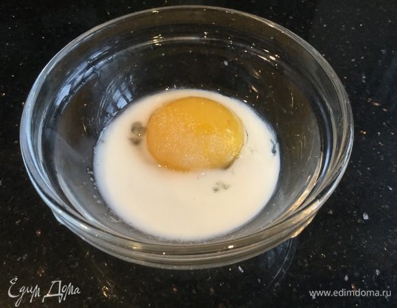 Желток смешайте с молоком и сахаром,  и смажьте рогалики.