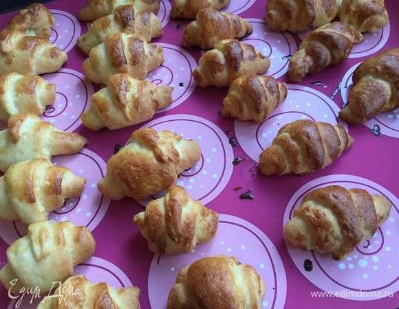 Выпекайте рогалики около 15 — 20 минут до золотистого цвета.