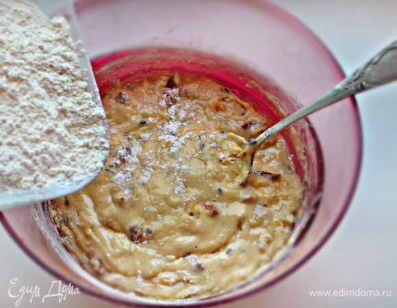 Муку просеять, смешать с содой, солью и разрыхлителем и добавить к яичной смеси. Затем добавить рубленный миндаль. Хорошо вымесить тесто.