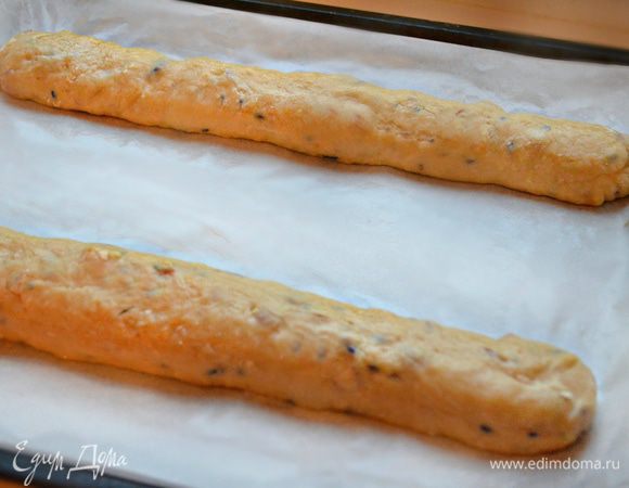 Сформировать 2 батона, толщиной 3 — 4 см, выложить на противень, покрытый пекарской бумагой, смазанной маслом. Выпекать в нагретой до 180°С духовке в течение 30 — 35 мин.