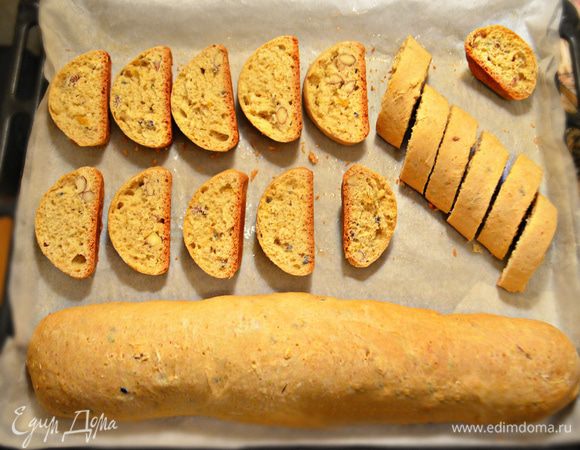 Затем разрезать батончики по диагонали на кусочки толщиной 1 см. 