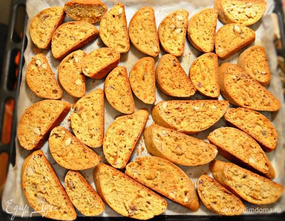 Подрумянить и подсушить сухарики с обеих сторон еще мин 10 — 15 при 160°С. Дать остыть.