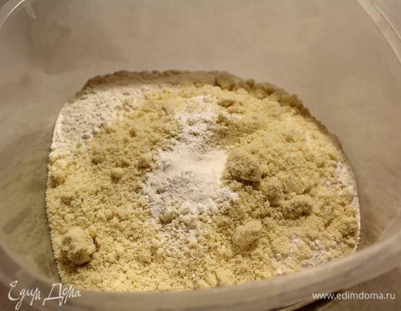 Смешиваем сухие ингредиенты и отставляем. Включаем духовку на 180°С.