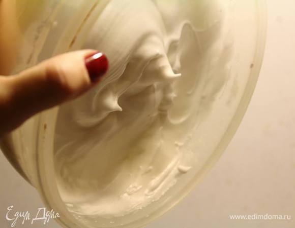 Белки с лимонным соком и половиной сахара взбиваем до устойчивых пиков. Не вываливаются, как видно :)