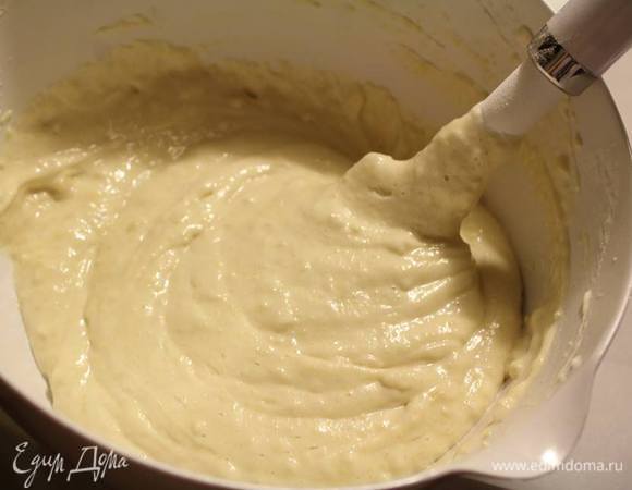 Аккуратно лопаткой, заворачивающими движениями вмешиваем белки, а затем сухие ингредиенты.