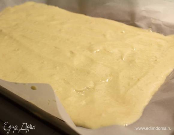 Противень (у меня 38х24 см) застилаем бумагой для выпечки, выкладываем и разравниваем по всему периметру тесто. Отправляем в духовку на 12 минут.