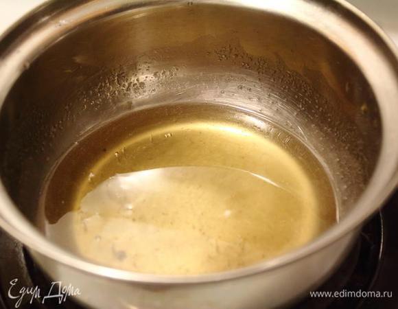 В кастрюле смешиваем сахар, воду и кукурузный сироп. Ставим на огонь и доводим до кипения. Не нужно постоянно размешивать. Если есть градусник, то температура должна достичь 103°С. Если нет, я сделала маленький огонь после закипания. Дать повариться 3 минуты.