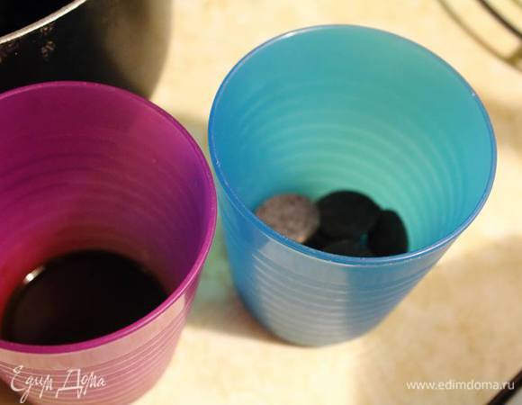 Готовим заправку кофе: растворяем кофе в горячей воде и шоколад (его лучше будет растопить прямо перед добавлением в крем).