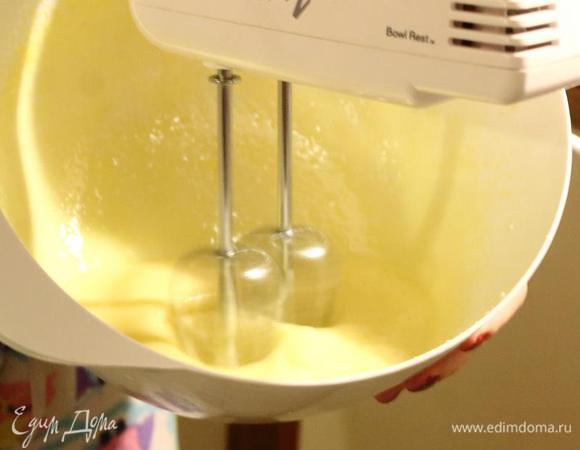 Миксером взбить желтки в пену, затем вмешать в них горячий сироп. Взбиваем до тех пор, пока он не остынет до комнатной температуры (минут 5).
