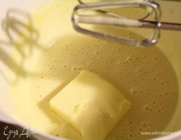 В два захода вмешиваем сливочное масло, слегка размягченное.