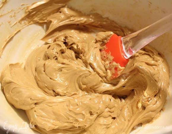 Лопаткой вмешиваем кофе и шоколад. Крем готов :)