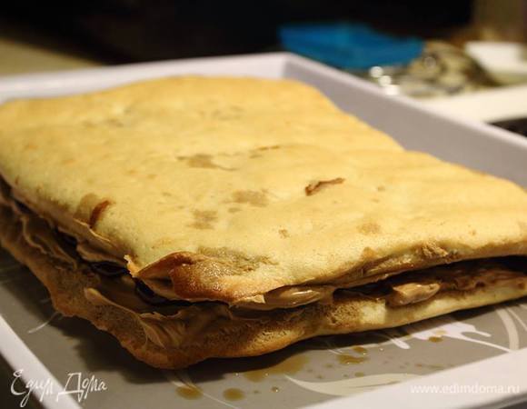 Переходим к самому интересному — сборке торта :) Я собрала его чуть иначе, но опишу более родной способ его сборки, да и проще он. Печенье делим на три ровные части, чем точнее отмеряем и разделим, тем больше будет окончательный торт и меньше обрезков. Пропитываем печенье кофе, смазываем половиной масляного крема. Кладем вторую часть печенья, пропитываем кофе, укладываем шоколадный ганаш. Сверху третья часть бисквита, снова пропитываем кофе, покрываем второй половиной масляного крема и отправляем торт в холодильник. На 1 — 2 часа, а лучше на ночь :)