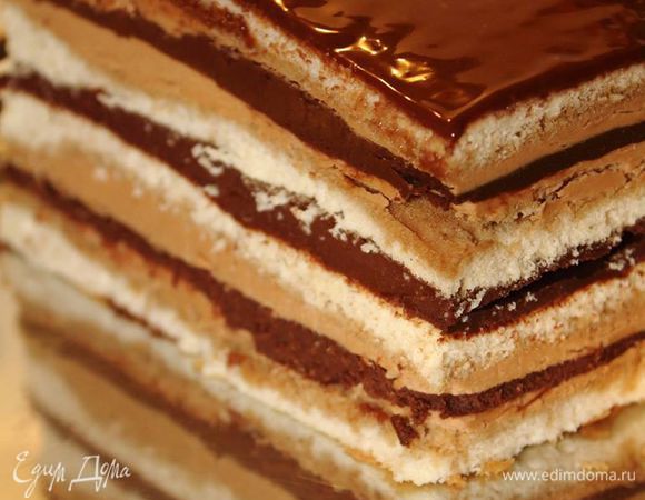 Настоявшуюся и покрытую глазурью торт «причесать» — обрезать кривые края и можно есть. Ее можно подавать как пироженки или как торт, как душа пожелает. Под чашечку кофе в осенний прохладно-дождливый вечер — идеальная музыка вкуса :)