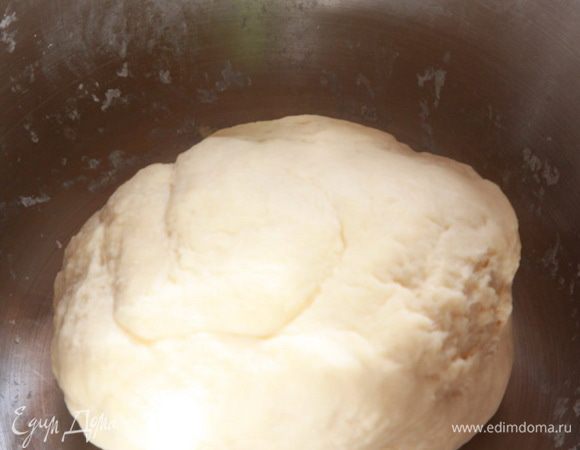 В общем, тесто должно собраться в комок, но не очень плотный. Оно должно быть податливым и приятным на ощупь. Упаковываем в пленку и отправляем в холодильник на 30 минут.