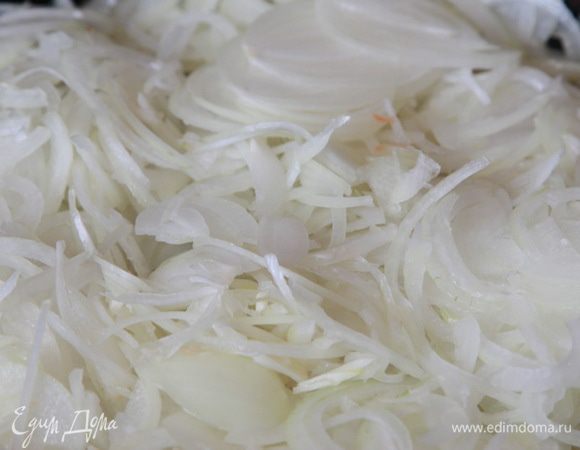 Готовим начинку: лук чистим и нарезаем полукольцами. Затем нагреваем сковороду, добавляем растительное масло, немного, и отправляем тушиться лук. Помешиваем, чтобы лук не пригорел.
