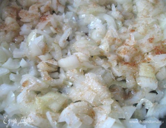 Обжарить лук на оливковом масле (2 ст. л.) до прозрачности, в середине обжаривания присыпать коричневым сахарным песком, еще обжарить  немного для карамелизации,  добавить красный винный уксус. 
