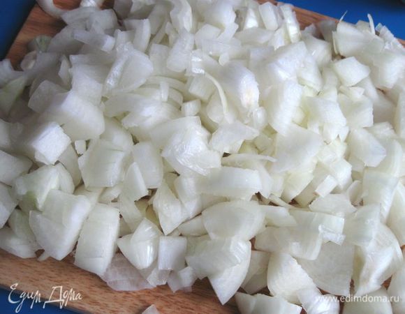 Лук (его должно быть много, он составляет примерно половину от количества мяса) и чеснок почистить, лук нарезать мелко, чеснок выдавить через пресс (можно тонко нарезать). 
