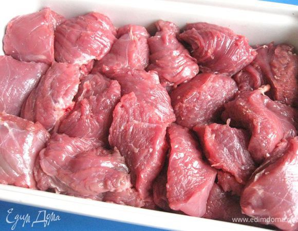 У меня получилось после разделки 1040 грамм мякоти говядины. Нарезать кусочками чуть меньше спичечного коробка.