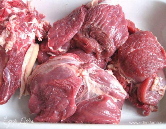 Мясо отделить от костей, сухожилий, пленок.