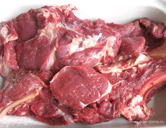 Из частей говяжьего мяса лучше выбрать край или другую подходящую часть для тушения. Если на мясе нет осколков костей, то его лучше не мыть. Если такие имеются, промыть и промакнуть салфеткой.