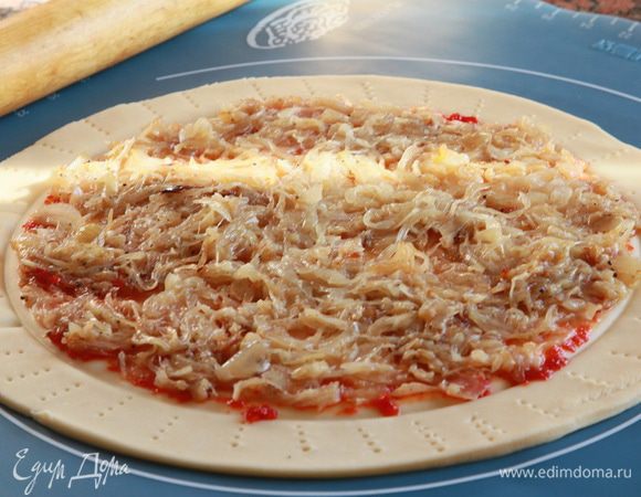 Сверху распределяем лук. Как видите, его получилось довольно много и это очень хорошо!