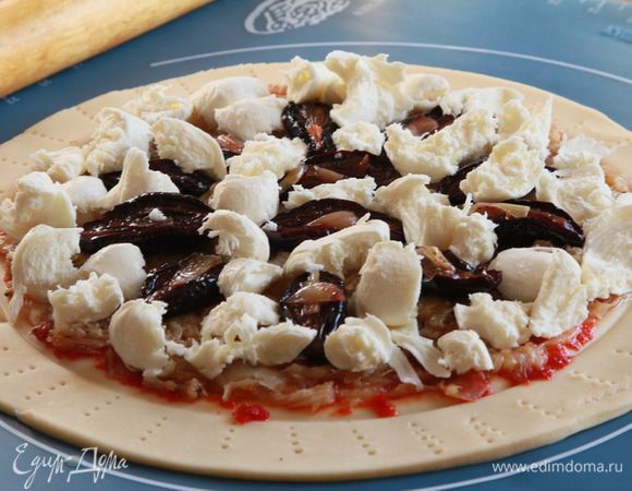 Затем выкладываем вяленую сливу срезом вверх и все свободное пространство закрываем моцареллой.