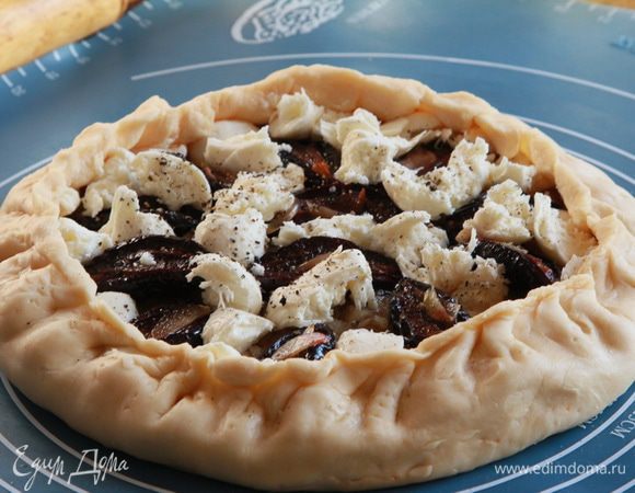 Поднимаем и красиво защипываем бортики. Помним, что моцарелла — жирный сыр и при нагреве хорошо плавится, поэтому бортики сделайте повыше, чтобы образовавшийся соус не вытек.