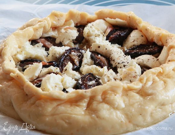 Вот здесь видно, что я уже перенесла галету на пергамент и она несколько деформировалась. Поэтому не допускайте моей ошибки и у вас будет не только вкусный, но и замечательно красивый пирог! Духовка уже разогрета до 200°С и мы отправляем нашу галету выпекаться. В моем случае это был ровно 1 час. А вы ориентируйтесь по своей духовочке.