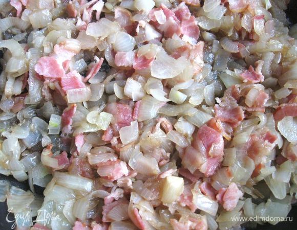 Бекон нарезать, обжарить отдельно от лука с 1 ч. л. оливкового масла. Соединить бекон с луком. 