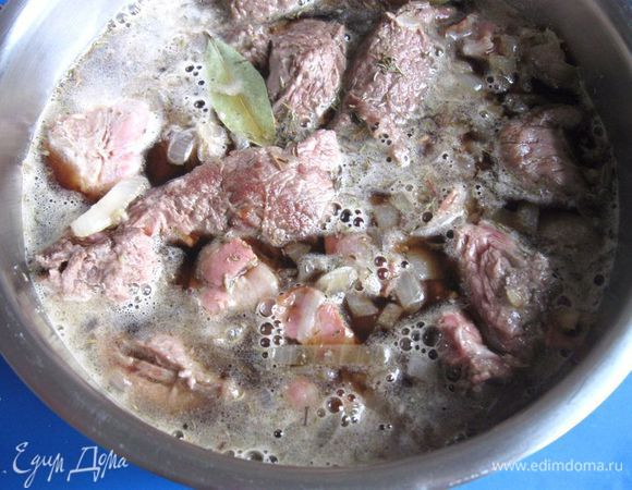 Духовку разогреть до 170°С. Налить в  кастрюлю пиво (лучше взять темное пиво ) таким образом, чтобы кусочки мяса были погружены не полностью, мясо еще даст сок.