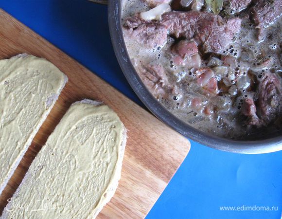 
 С серого хлеба срезать корки, намазать куски хлеба горчицей. 