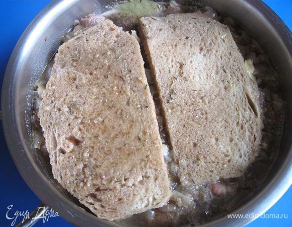 Положить их сверху мяса горчицей вниз, кусочки хлеба немного притопить. Накрыть кастрюлю крышкой. Поставить в духовку, убавить градус духовки до 160 — 150°С. Оставить в духовке мясо на 3 часа.
