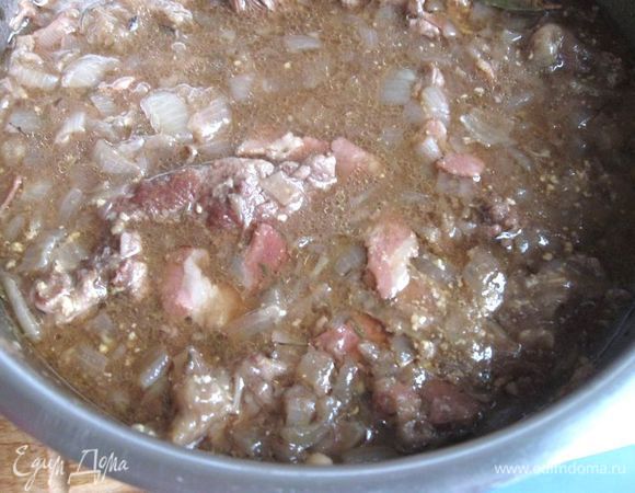 Часть хлеба можно перемешать с соусом. 